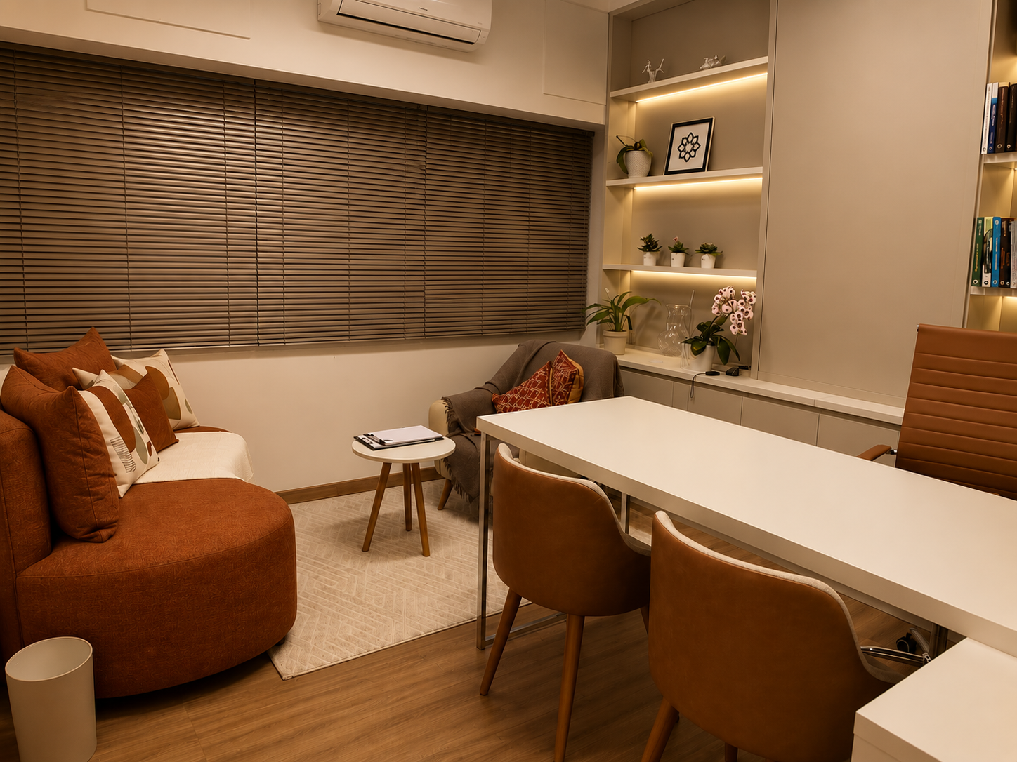 Consultório 03 do Instituto Axon Savant com sofá, mesa de atendimento, cadeiras e iluminação aconchegante.
